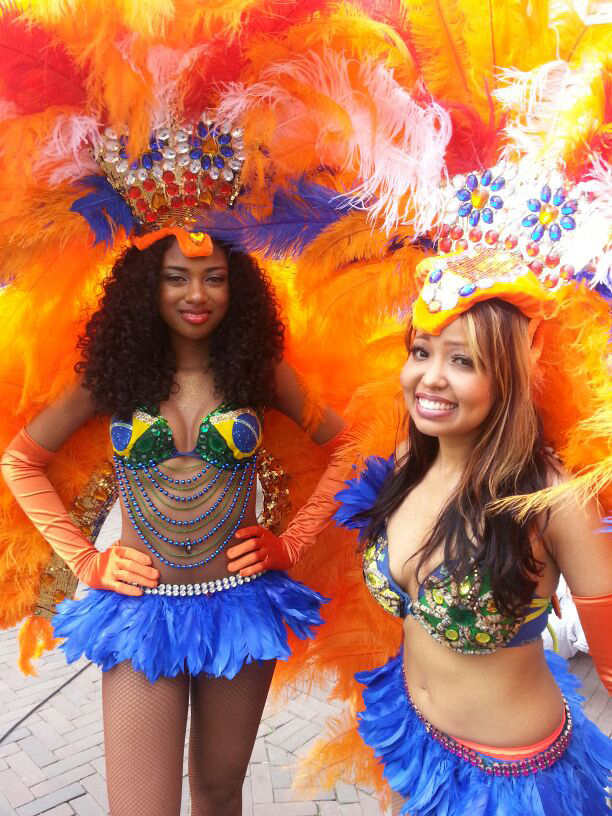 Braziliaanse danseressen in samba kledij